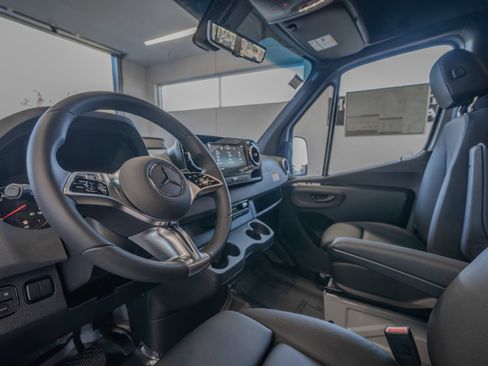 Used 2025 Mercedes-Benz Sprinter 2500 image 6