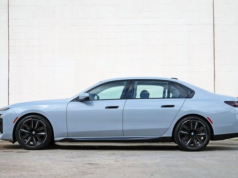 Used 2023 BMW 740i w/ Parking Assistance Package RWD image 9