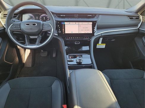 New 2026 Jeep Grand Cherokee Altitude image 9