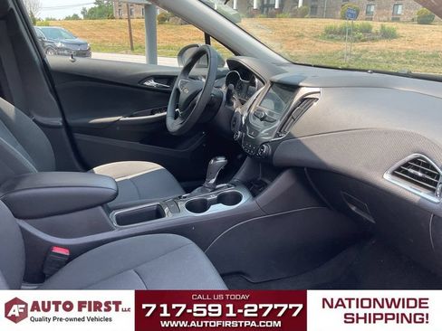 Used 2018 Chevrolet Cruze LT w/ Convenience Package FWD image 18