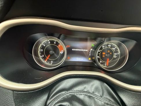 Used 2017 Jeep Cherokee Limited AWD/4WD image 13