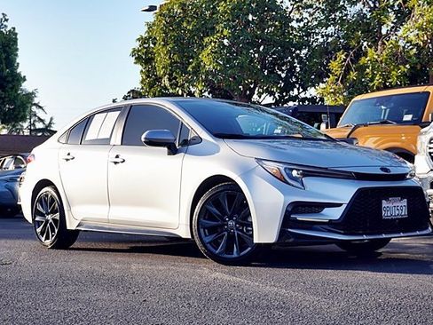 Used 2025 Toyota Corolla SE image 2