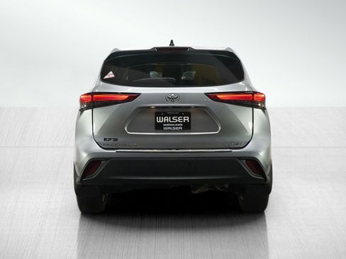 Used 2023 Toyota Highlander LE image 4