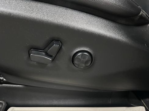 Used 2017 Chrysler Pacifica Touring-L image 18