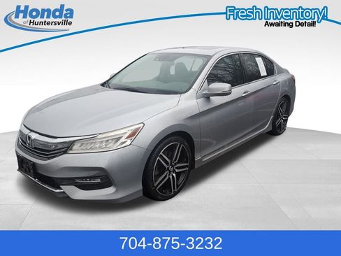 Used 2017 Honda Accord Touring image 4