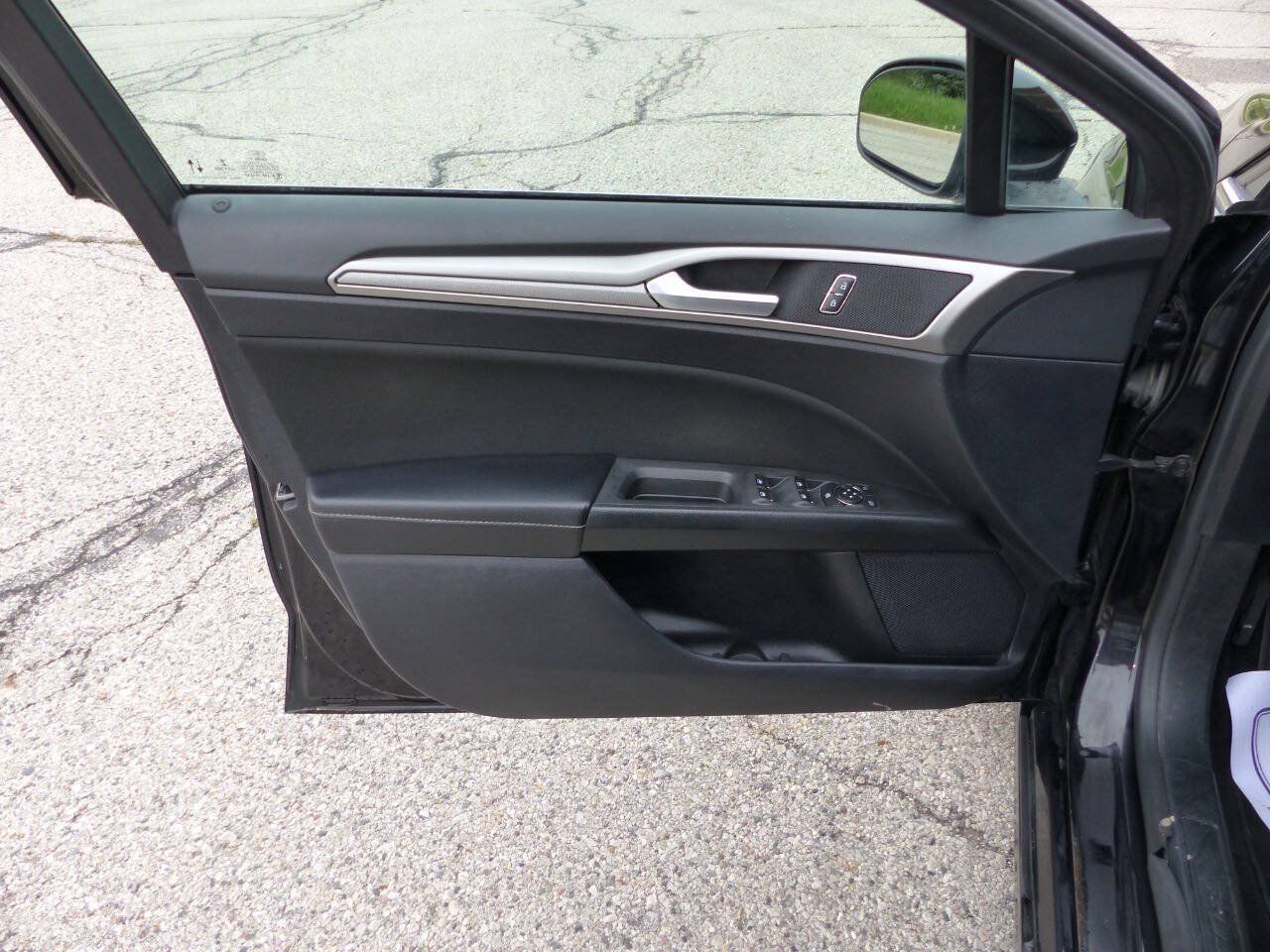 Used 2020 Ford Fusion SE FWD image 32