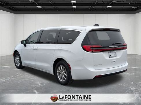 New 2026 Chrysler Pacifica Select image 3
