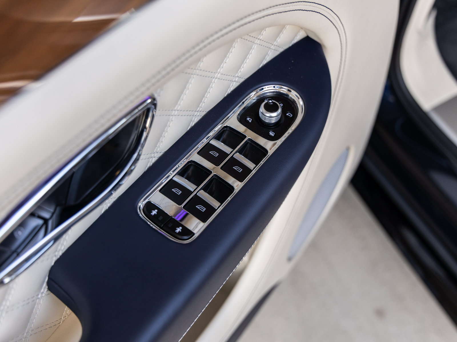 Used 2023 Bentley Bentayga AWD/4WD image 21