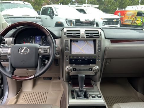 Used 2017 Lexus GX 460 Premium w/ Premium Package image 29