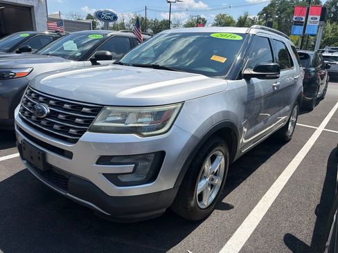 Used 2016 Ford Explorer XLT w/ Equipment Group 202A AWD/4WD image 2