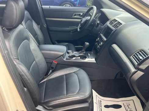 Used 2018 Ford Explorer XLT w/ Equipment Group 202A AWD/4WD image 15