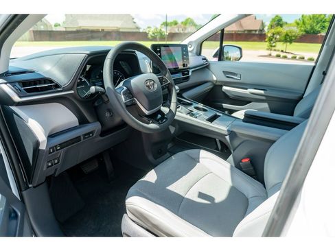 Used 2022 Toyota Sienna Limited FWD image 10