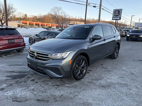 Certified 2023 Volkswagen Tiguan SE w/ Panoramic Sunroof Package image 3