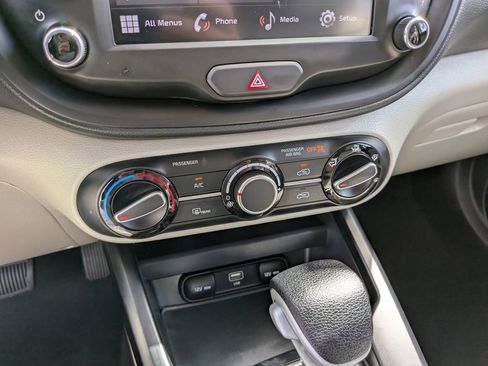 Certified 2025 Kia Soul LX w/ LX Technology Package FWD image 23