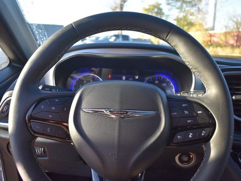 Used 2025 Chrysler Pacifica Limited image 33