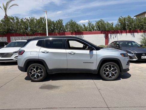 Used 2025 Jeep Compass Limited AWD/4WD image 3