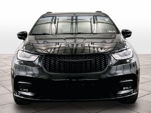 Used 2022 Chrysler Pacifica Touring-L w/ S Appearance Package AWD/4WD image 3