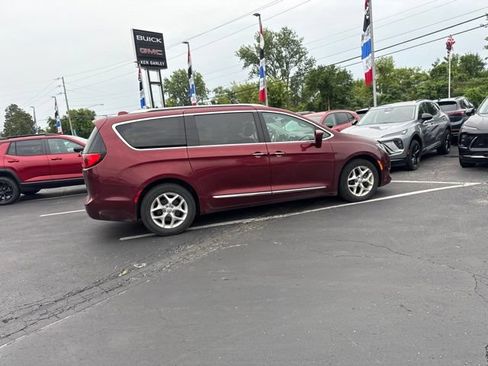 Used 2017 Chrysler Pacifica Touring-L Plus w/ Tire & Wheel Group FWD image 5