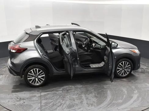 Used 2023 Nissan Kicks SV image 6