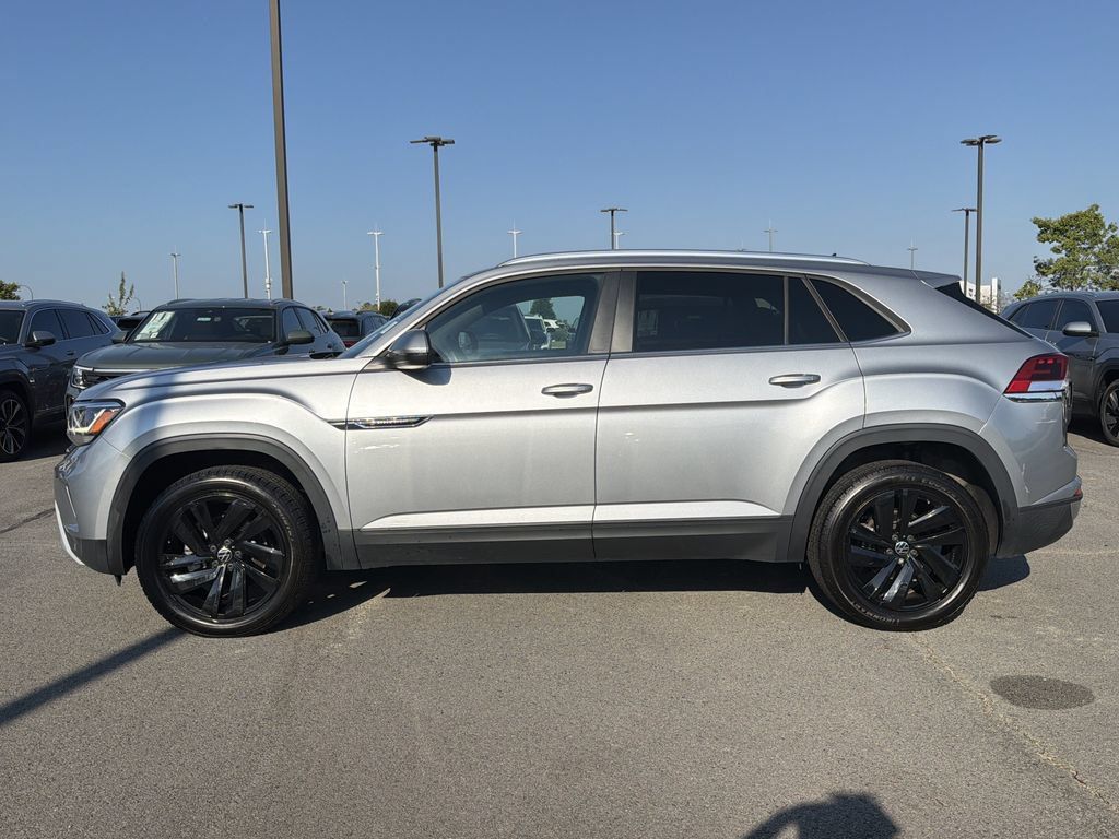 Used 2023 Volkswagen Atlas Cross Sport SE FWD image 2