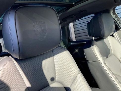 Certified 2026 Porsche Macan AWD/4WD image 8