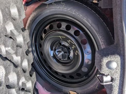 Used 2014 Dodge Challenger SXT image 14