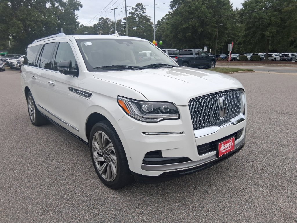 Used 2022 Lincoln Navigator L Reserve AWD/4WD image 3