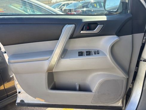 Used 2012 Toyota Highlander SE w/ Tow Pkg image 9