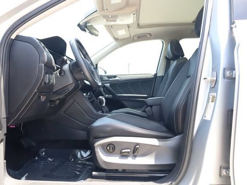 Used 2023 Volkswagen Tiguan SE w/ Panoramic Sunroof Package FWD image 13