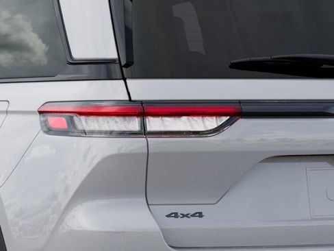 New 2025 Jeep Grand Cherokee Altitude image 9