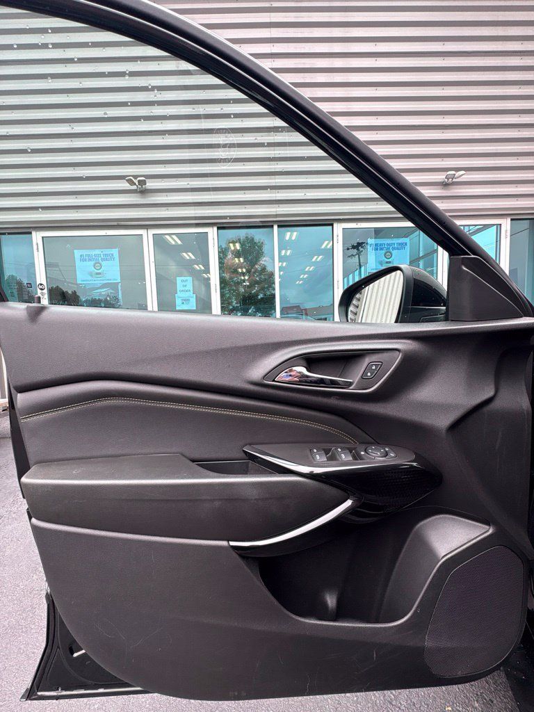 Used 2025 Chevrolet Trax LT FWD image 13