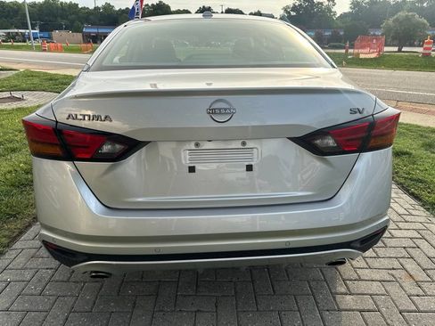 Used 2024 Nissan Altima 2.5 SV w/ SV Premium Package FWD image 5