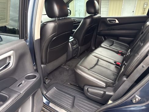 Used 2014 Nissan Pathfinder Platinum FWD image 17