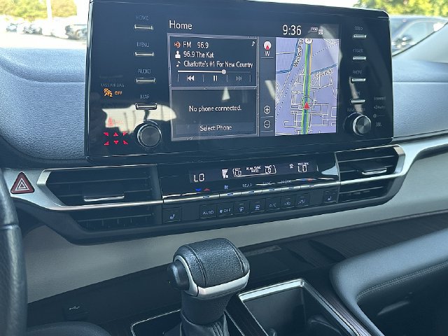 Used 2022 Toyota Sienna XLE FWD image 28