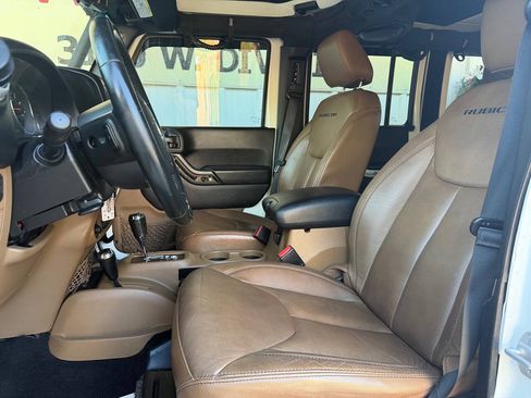 Used 2014 Jeep Wrangler Unlimited Rubicon w/ Connectivity Group AWD/4WD image 12