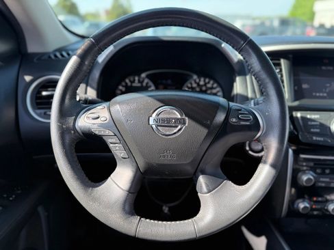 Used 2017 Nissan Pathfinder SV image 16