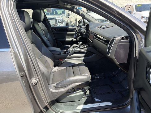 Used 2023 Porsche Cayenne AWD/4WD image 28