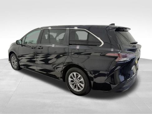 Used 2024 Toyota Sienna LE image 2