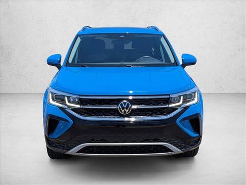 Used 2022 Volkswagen Taos SEL w/ Panoramic Sunroof Package FWD image 2