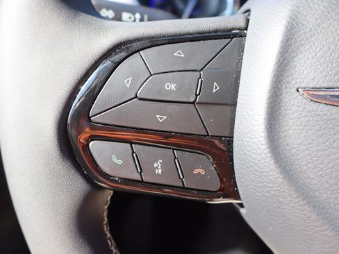 Used 2025 Chrysler Pacifica Limited FWD image 17