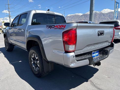 Used 2017 Toyota Tacoma TRD Off-Road AWD/4WD image 8