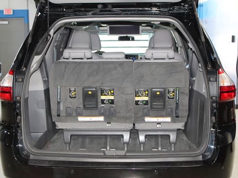 Used 2017 Toyota Sienna XLE Premium image 44