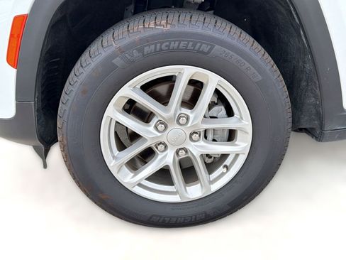Used 2025 Jeep Grand Cherokee Laredo X RWD image 11