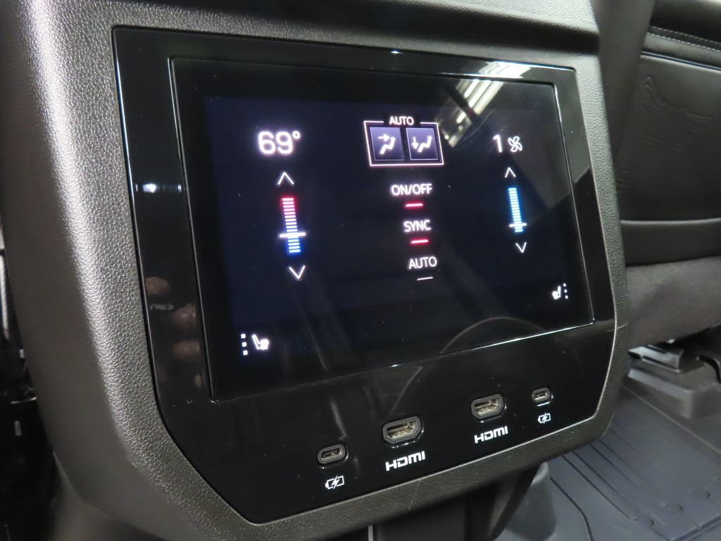Used 2025 GMC Yukon XL Denali Ultimate AWD/4WD image 14