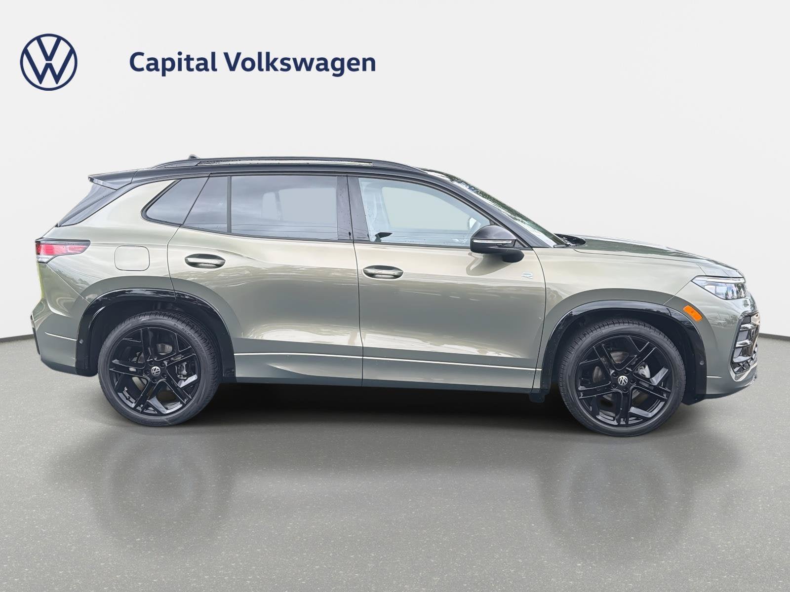 Certified 2026 Volkswagen Tiguan SE R-Line FWD image 5