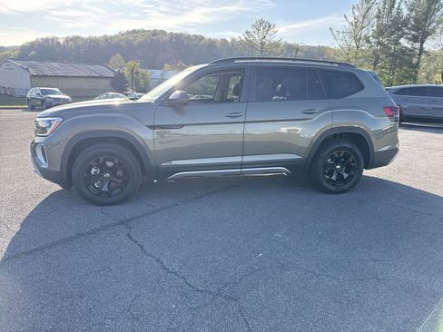 Used 2025 Volkswagen Atlas Peak Edition SE AWD/4WD image 3