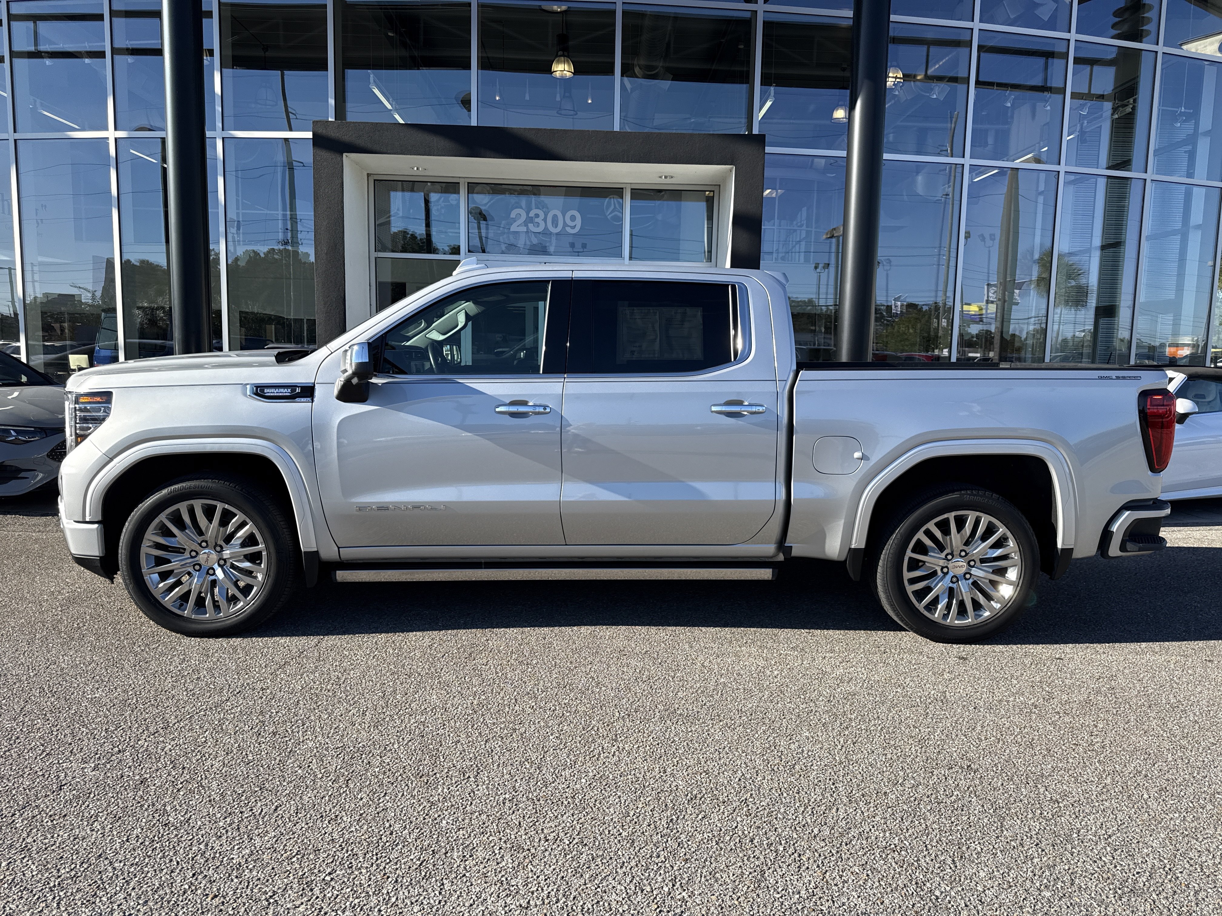 Used 2022 GMC Sierra 1500 Denali w/ Denali Reserve Package AWD/4WD image 2