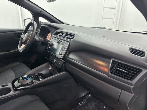 Used 2018 Nissan Leaf SV w/ SV Technology Package FWD image 24