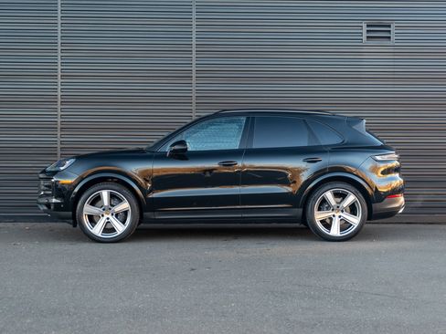 Certified 2025 Porsche Cayenne image 2