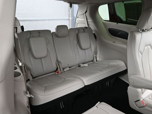 Used 2021 Chrysler Pacifica Touring-L image 14
